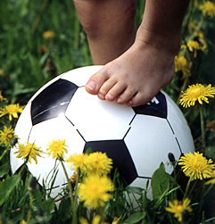 Bild på en fot och en fotboll.